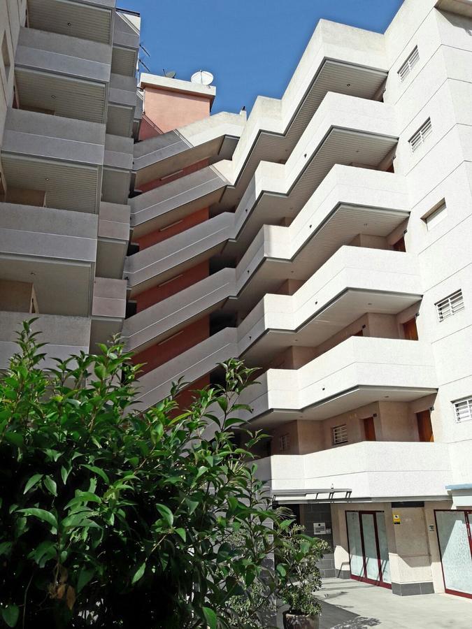 Inter Apartments Салоу Екстериор снимка